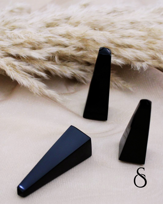 Elegancia protectora: dijes negros con energía poderosa